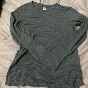 Gap Top with thumb slits